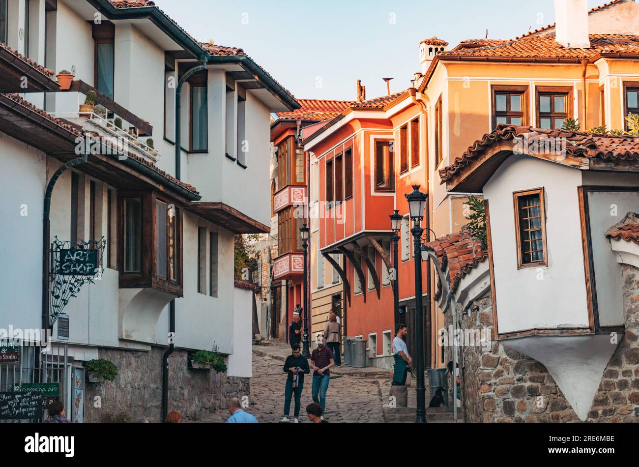 Eine Straße mit revivaler Architektur in der Altstadt von Plowdiw, Bulgarien, an einem sonnigen Herbstnachmittag Stockfoto