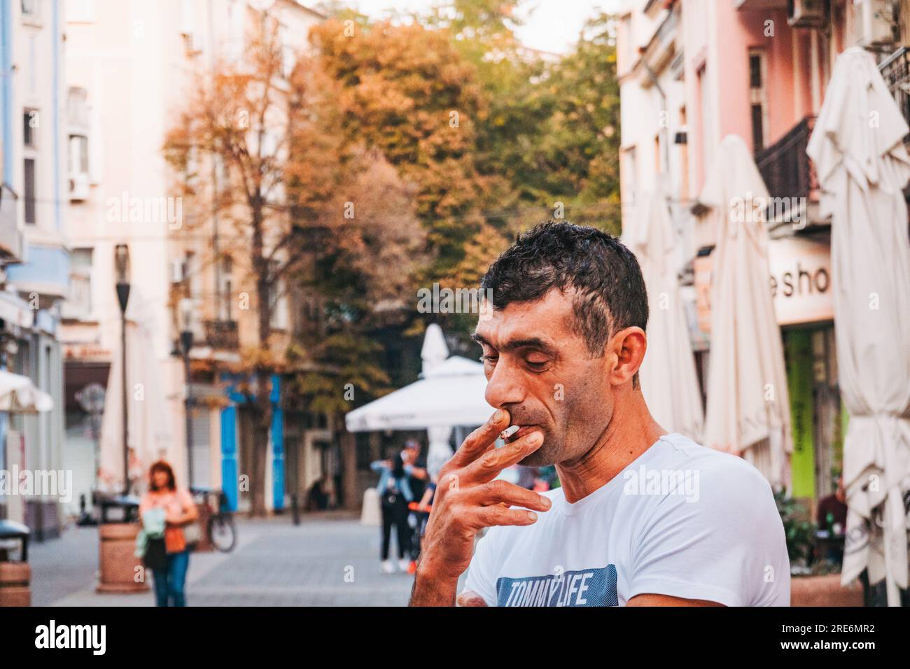 Ein Bulgarer zieht in Plowdiw, Bulgarien, eine Zigarette Stockfoto