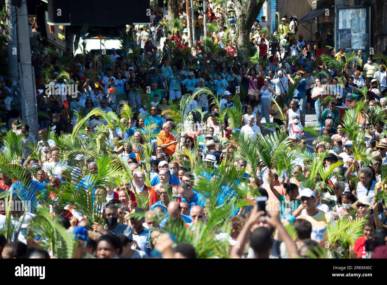 Salvador, Bahia, Brasilien - 02. April 2023: Tausende Katholiken nehmen an der Palmensonntags-Prozession Teil und halten einen Palmenzweig. Stadt Salvador, Bahi Stockfoto