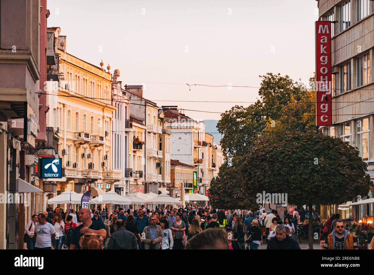 ul. Knyaz Alexander I, die Hauptstraße in Plovdiv, Bulgarien. Geschäfte und Cafés befinden sich in Gebäuden, die in einer Mischung aus architektonischen Stilen gebaut wurden Stockfoto