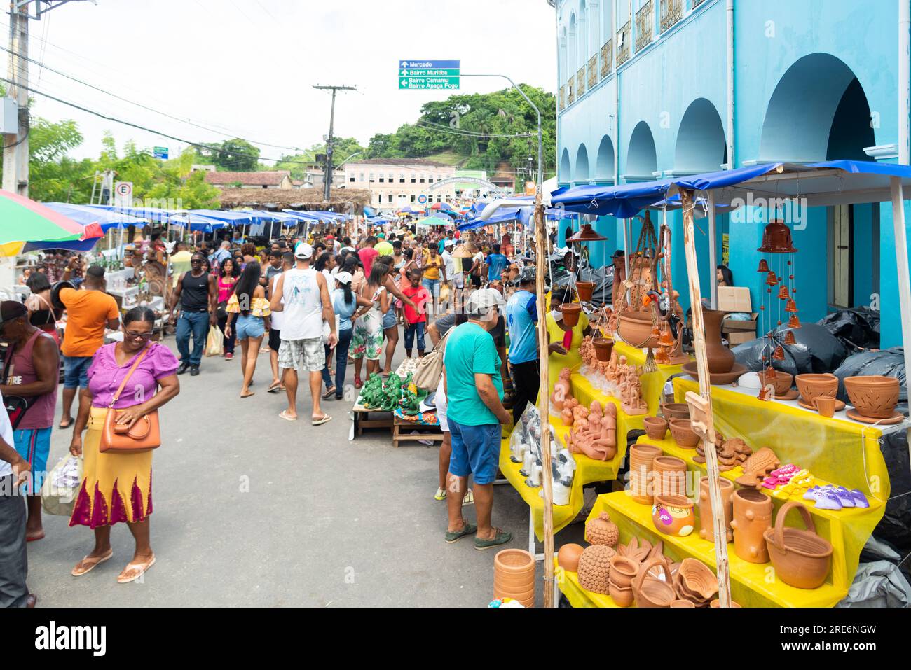 Nazare das Farinhas, Bahia, Brasilien - 08. April 2023: Während der Caxixis-Messe in den Straßen von Nazar sehen Menschen Kunst aus Keramik Stockfoto