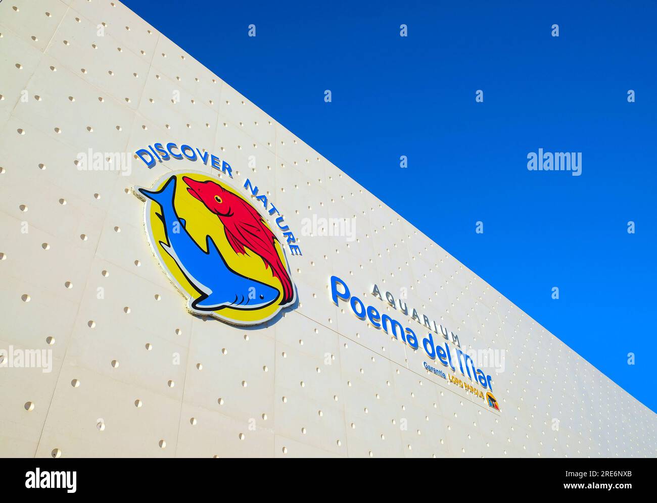 Las Palmas de Gran Canaria, Kanarische Inseln, Spanien, 2020. Januar 28: Architektonische Details der Fassade des Meeresaquariums Poema del Mar, eine neueste Anzeige Stockfoto