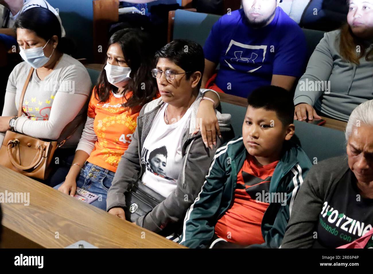 Mexiko-Stadt, Mexiko. 25. Juli 2023. 25. Juli 2023, Mexiko-Stadt, Mexiko: Mütter und Verwandte der 43 Studenten der Normal de Ayotzinapa im VI. Bericht des Iguala-Falles, am Tlatelolco University Cultural Center in Mexiko-Stadt in Mexiko-Stadt. Am 25. Juli 2023 in Mexico City, Mexiko (Foto: Luis Barron/Eyepix Group). Kredit: Eyepix Group/Alamy Live News Stockfoto
