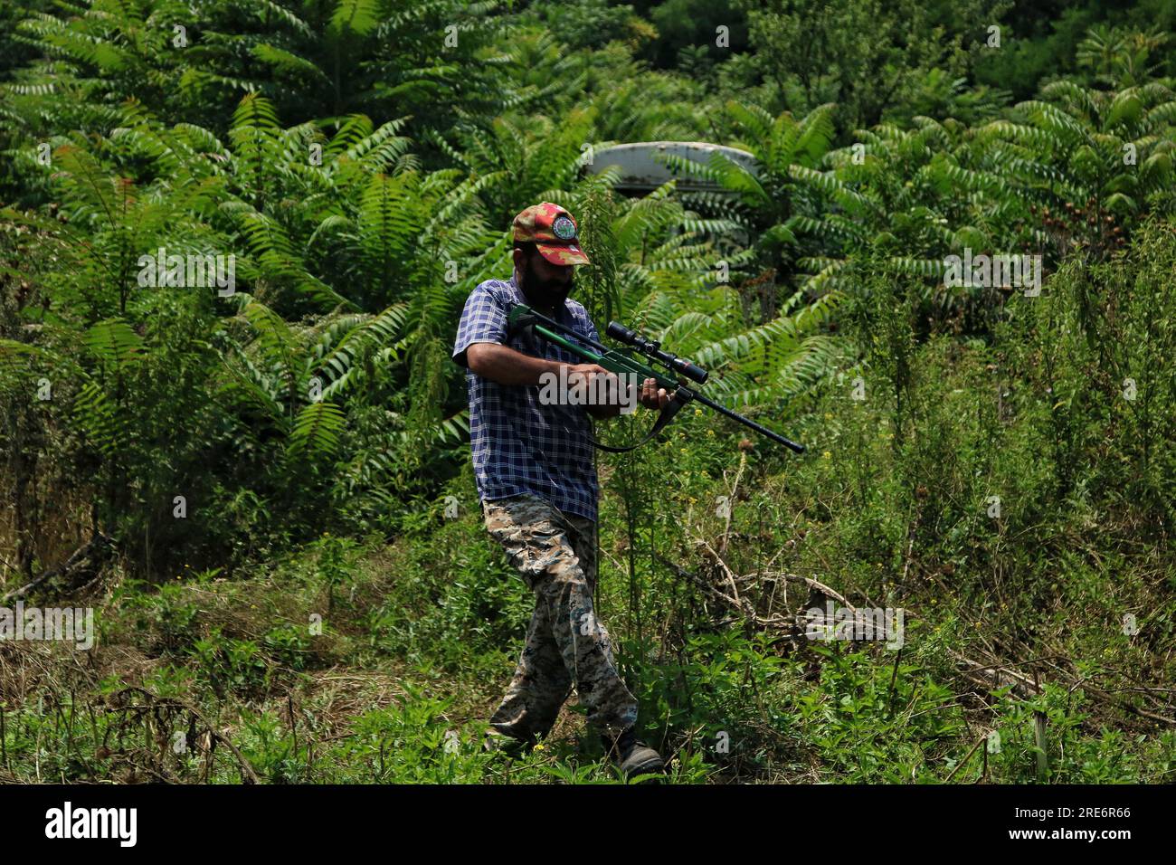 18. Juli 2023, Srinagar Kaschmir, Indien : ein Beamter des Departements für Wildtiere trägt ein Betäubungsgewehr, um einen Leoparden in der Gegend von Hari Parbat in Srinagar zu fangen. Die Einheimischen in der Gegend von Srinagar, Hari Parbat, sagten, sie hätten einen Leoparden gesehen, der in der Gegend umherstreifte, was eine Panik unter den Menschen verursachte. Nach Angaben des Wildlife Department von Jammu und Kaschmir von 2006 bis Ende 2022 hat der Konflikt zwischen Mensch und Tier (HWC) in Kaschmir 242 Menschenleben gefordert, während bei solchen Vorfällen 2940 Menschen verletzt wurden. Am 18. Juli 2023 in Srinagar Kaschmir, Indien. (Foto: Firdous Nazir/Eyepix G. Stockfoto