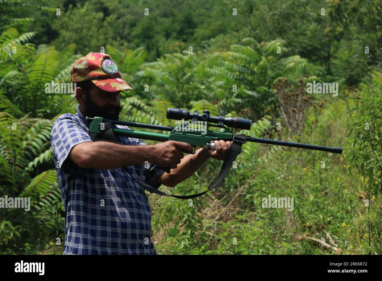 18. Juli 2023, Srinagar Kaschmir, Indien : ein Beamter des Departements für Wildtiere trägt ein Betäubungsgewehr, um einen Leoparden in der Gegend von Hari Parbat in Srinagar zu fangen. Die Einheimischen in der Gegend von Srinagar, Hari Parbat, sagten, sie hätten einen Leoparden gesehen, der in der Gegend umherstreifte, was eine Panik unter den Menschen verursachte. Nach Angaben des Wildlife Department von Jammu und Kaschmir von 2006 bis Ende 2022 hat der Konflikt zwischen Mensch und Tier (HWC) in Kaschmir 242 Menschenleben gefordert, während bei solchen Vorfällen 2940 Menschen verletzt wurden. Am 18. Juli 2023 in Srinagar Kaschmir, Indien. (Foto: Firdous Nazir/Eyepix G. Stockfoto