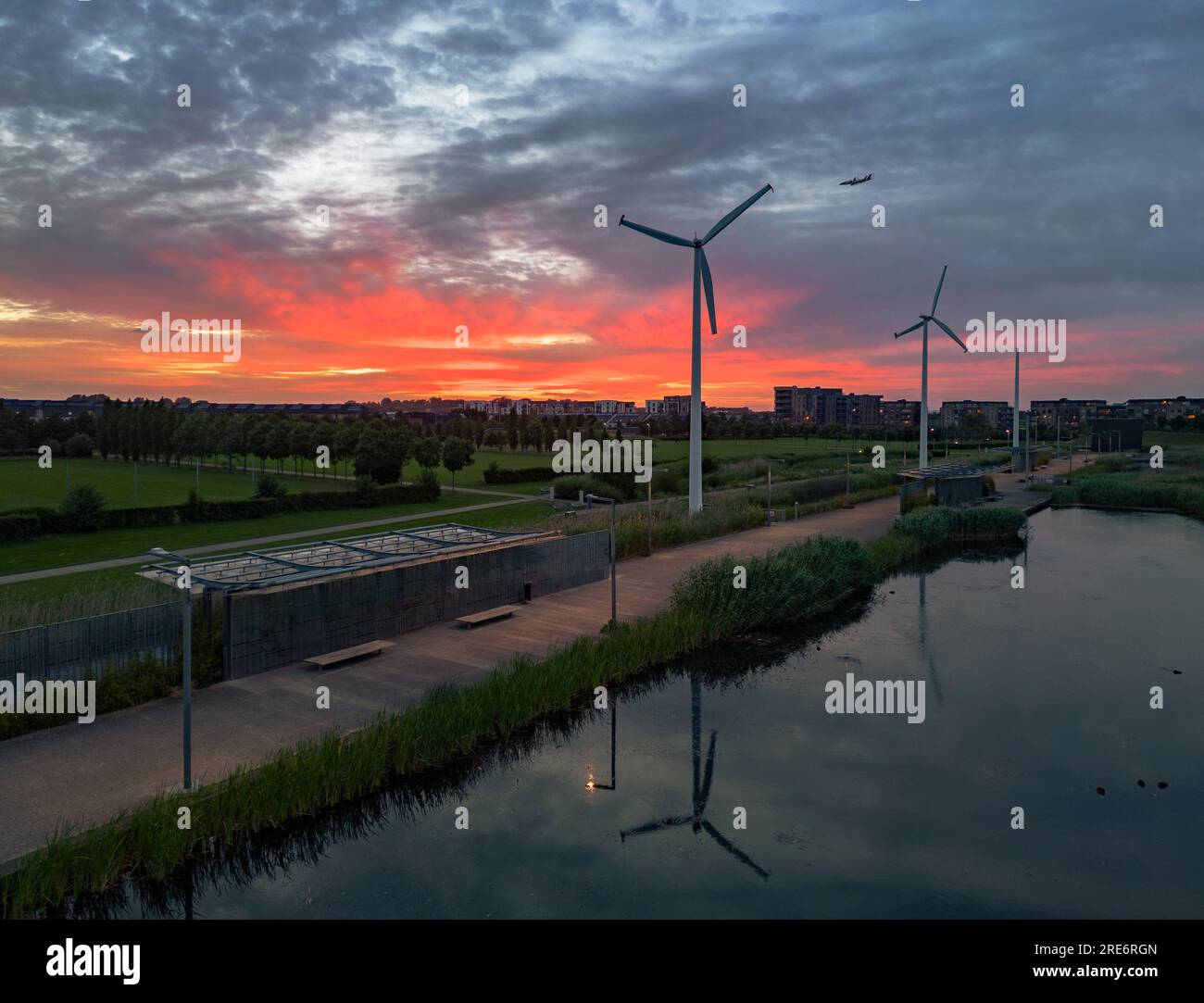 Reflexionen des Sonnenuntergangs am roten Himmel im Pater Collins Park Stockfoto