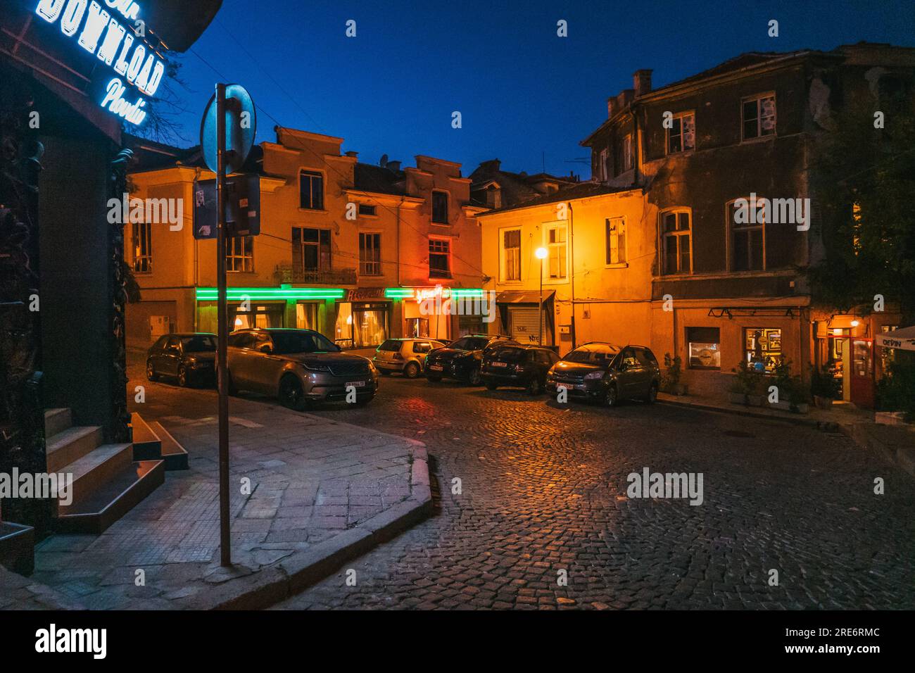 Helle Neonschilder des Restaurants Vivaldi beleuchten eine Altstadtstraße in Plovdiv, Bulgarien Stockfoto