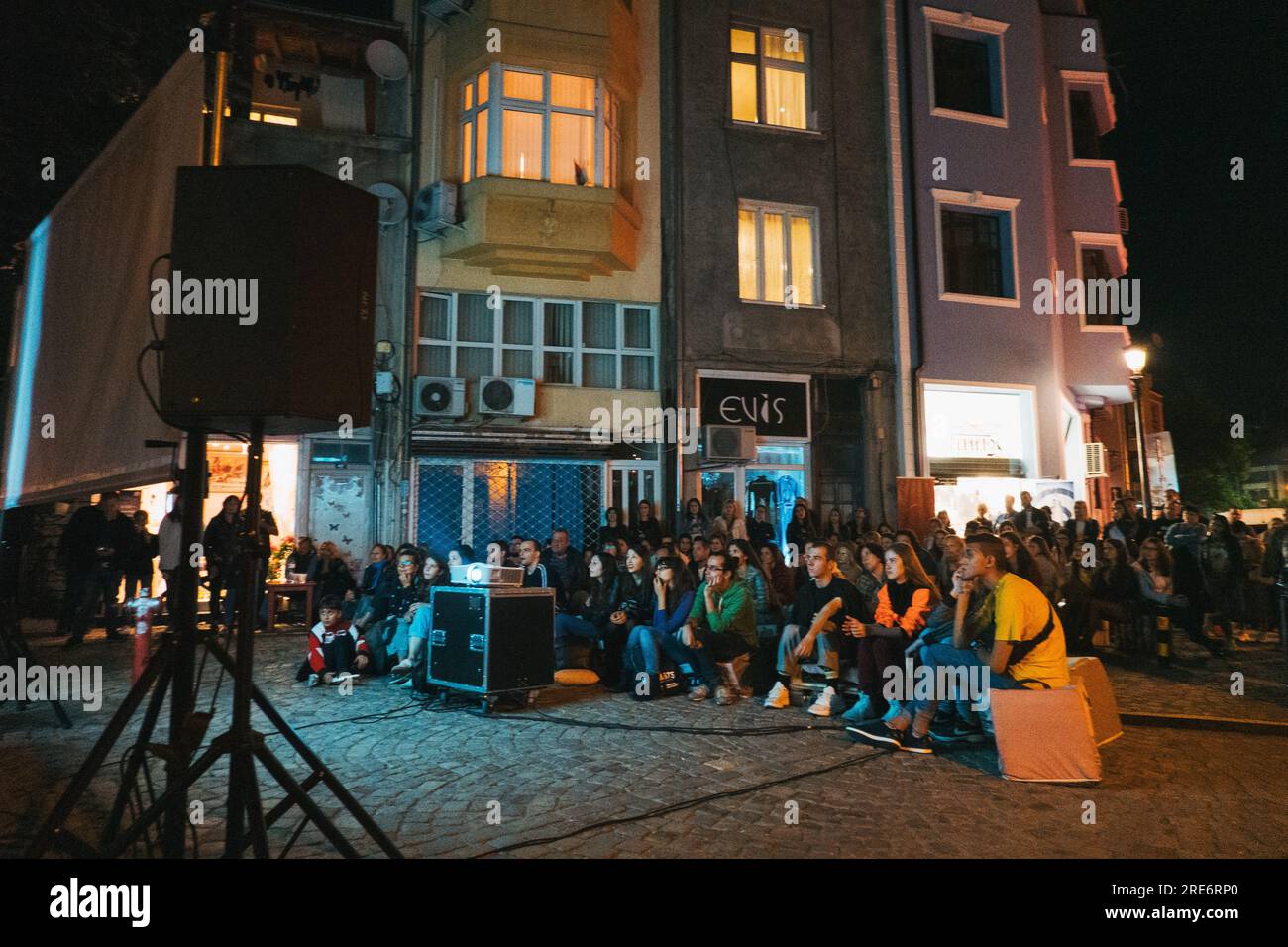 Ein kleines Publikum schaut sich einen Film in einem Freiluftkino in Plowdiw, Bulgarien, an Stockfoto