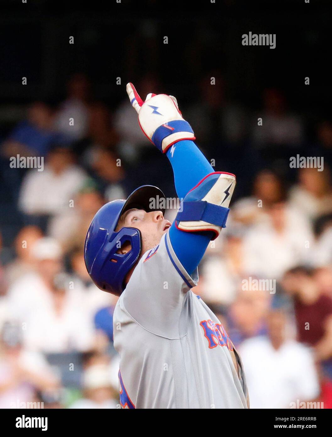 Bronx, Usa. 25. Juli 2023. New York Mets Brandon Nimmo feiert, nachdem es am Dienstag, den 25. Juli 2023 in New York City im ersten Inning im Yankee Stadium einen Doppelschlag gegen die New York Yankees geschlagen hat. Foto: John Angelillo/UPI Credit: UPI/Alamy Live News Stockfoto