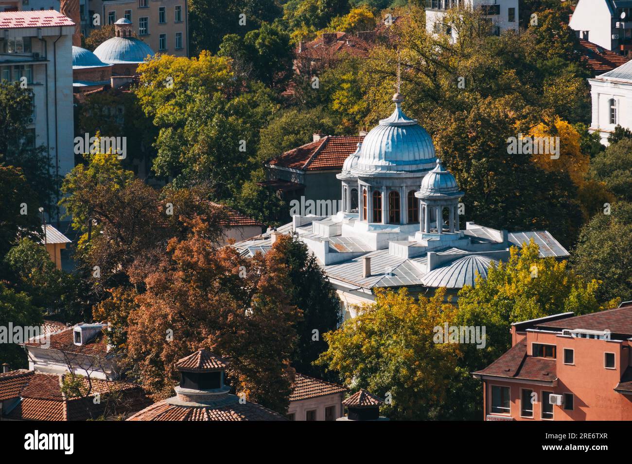 Die silberne Kuppel der Kyrill- und Methodius-Kirche ragt aus den Baumwipfeln der historischen Stadt Plowdiw in Bulgarien hervor Stockfoto