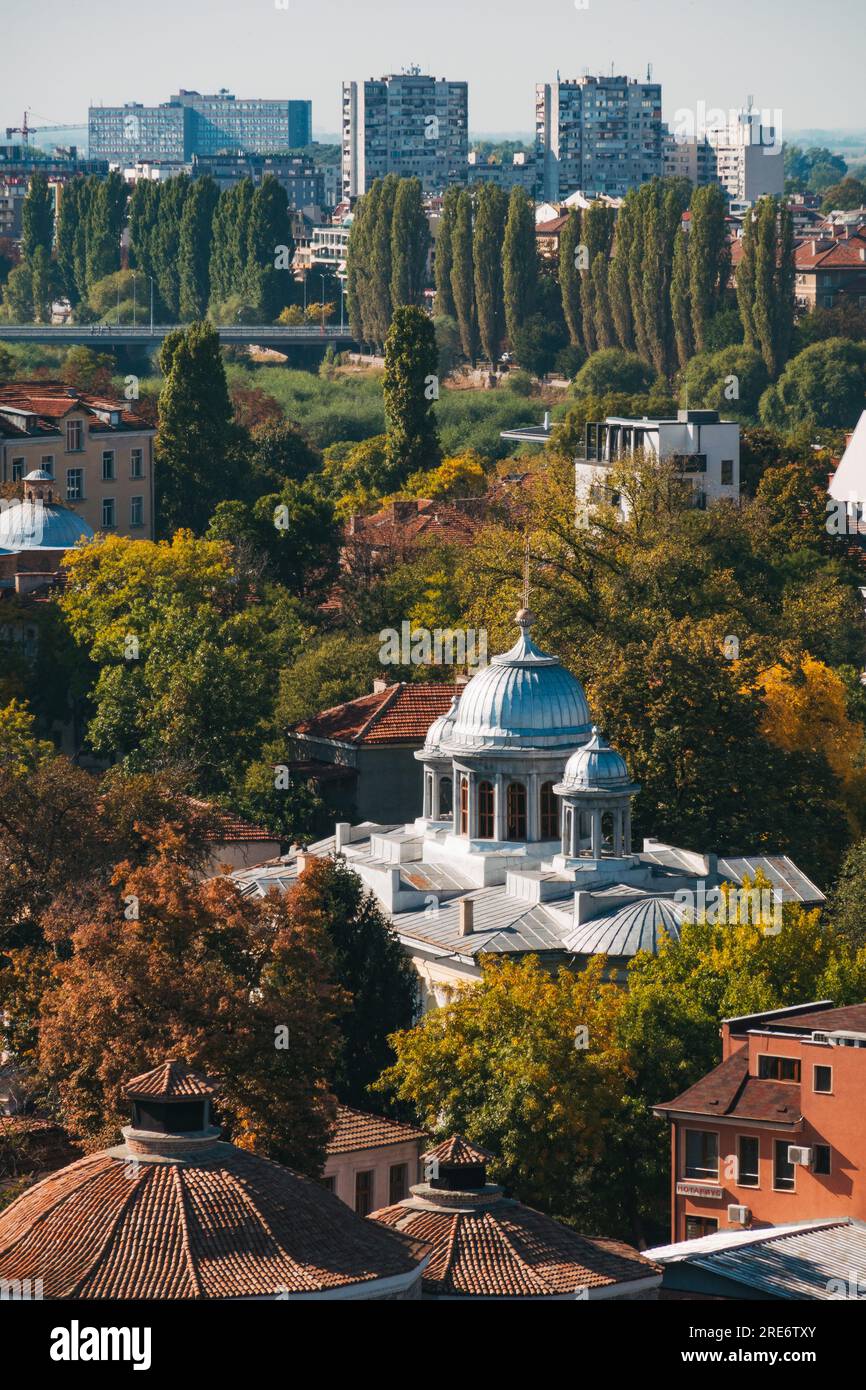 Die silberne Kuppel der Kyrill- und Methodius-Kirche ragt aus den Baumwipfeln der historischen Stadt Plowdiw in Bulgarien hervor Stockfoto