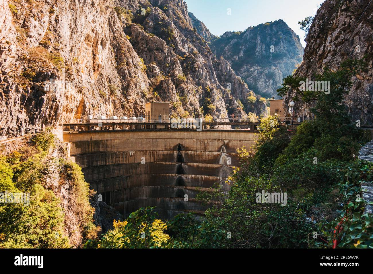 Die St.. Andrew Dam im Matka Canyon, Nordmazedonien. Erbaut 1938 zur Versorgung der umliegenden Gebiete mit Wasserkraft und Bewässerung Stockfoto