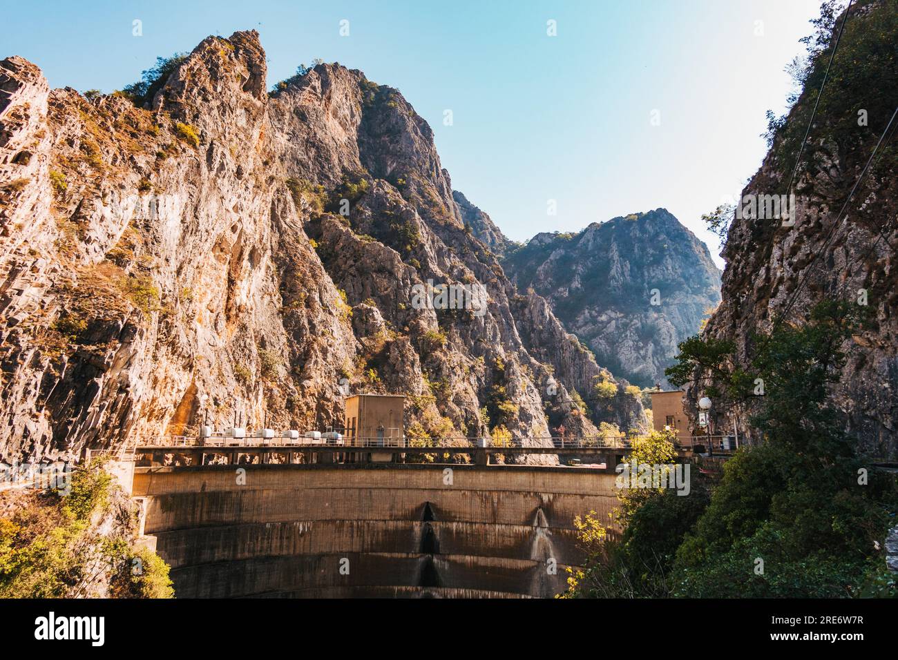 Die St.. Andrew Dam im Matka Canyon, Nordmazedonien. Erbaut 1938 zur Versorgung der umliegenden Gebiete mit Wasserkraft und Bewässerung Stockfoto