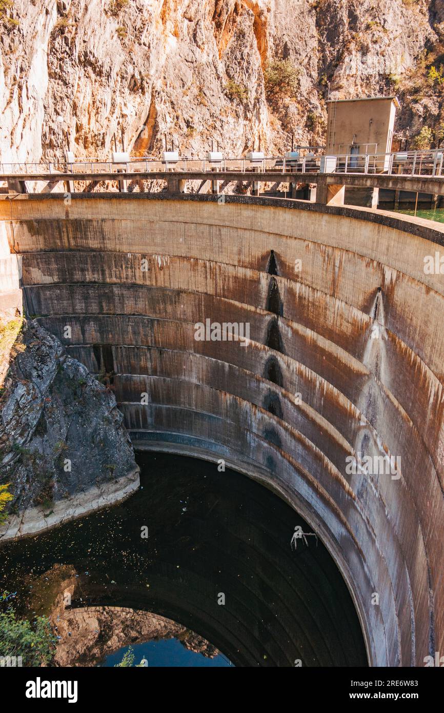 Die St.. Andrew Dam im Matka Canyon, Nordmazedonien. Erbaut 1938 zur Versorgung der umliegenden Gebiete mit Wasserkraft und Bewässerung Stockfoto