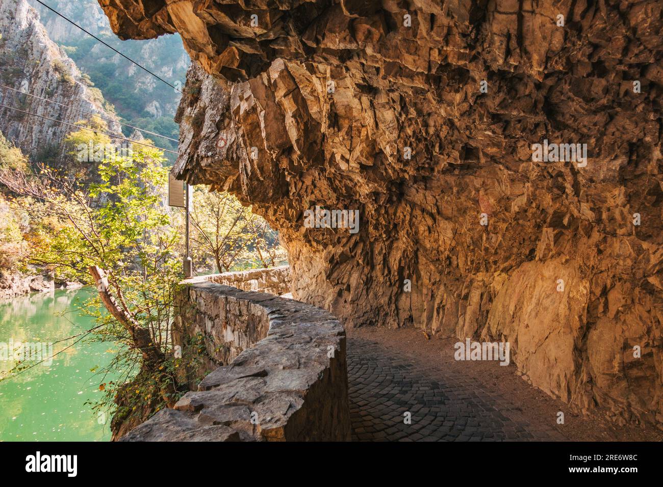 Ein Gehweg, der in die Schluchtmauer der Matka-Schlucht in Nordmazedonien gehauen wurde Stockfoto