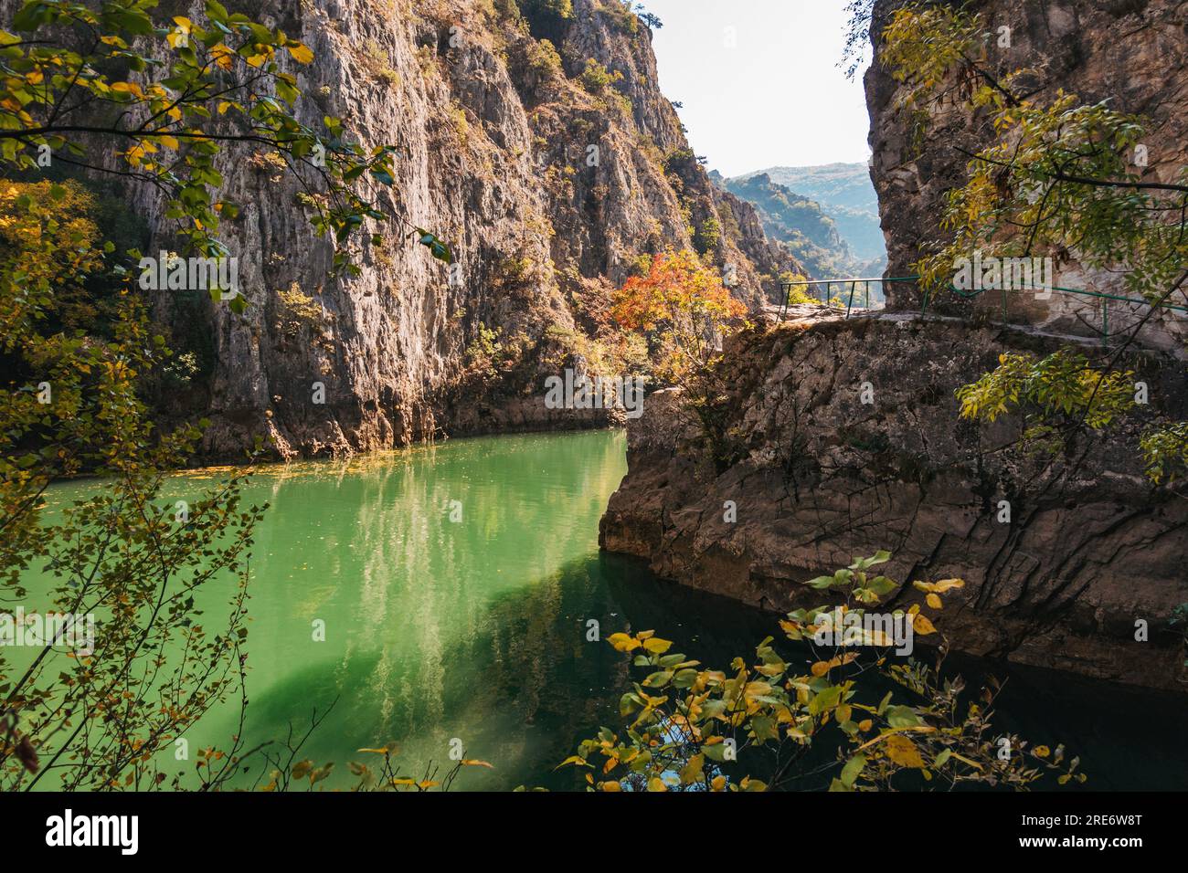 Matka-See in Nordmazedonien, im Herbst zu sehen. Der See ist ein künstliches Ergebnis der Stauung des Treska-Flusses in der Matka-Schlucht Stockfoto
