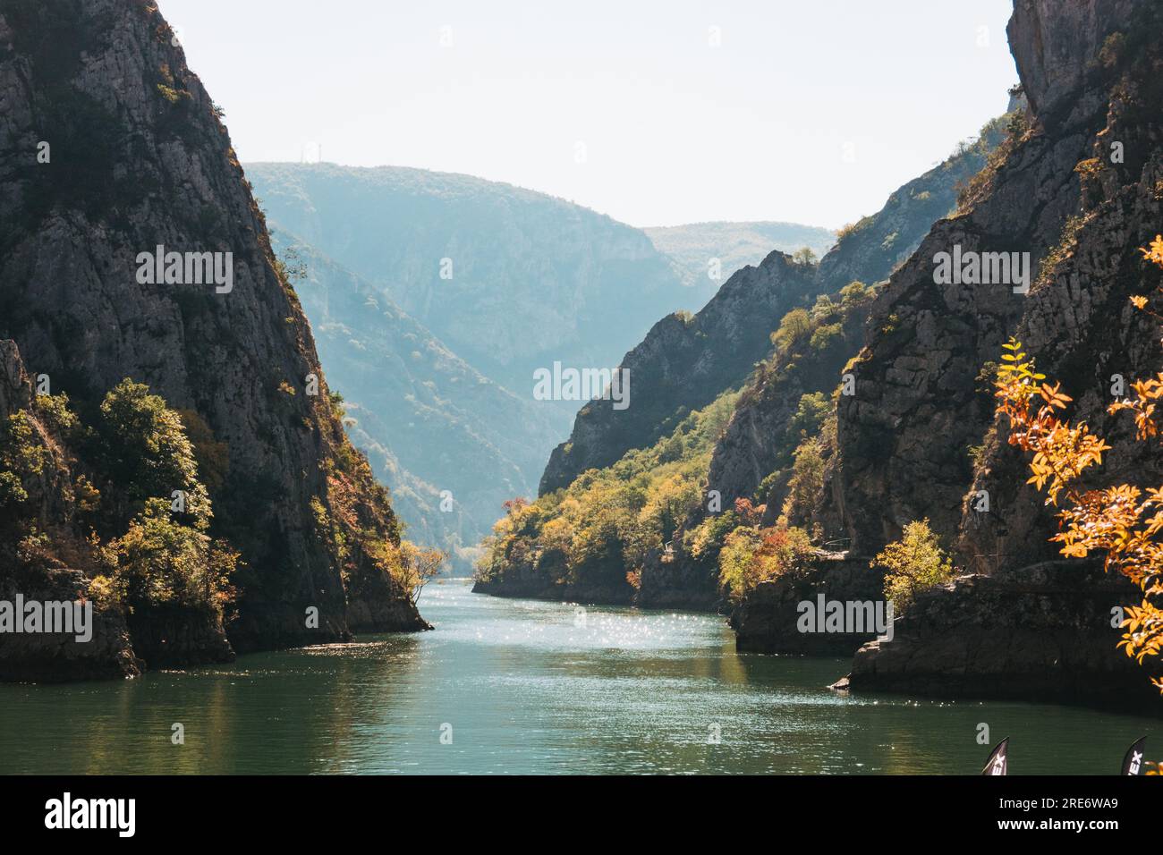 Matka-See in Nordmazedonien, im Herbst zu sehen. Der See ist ein künstliches Ergebnis der Stauung des Treska-Flusses in der Matka-Schlucht Stockfoto