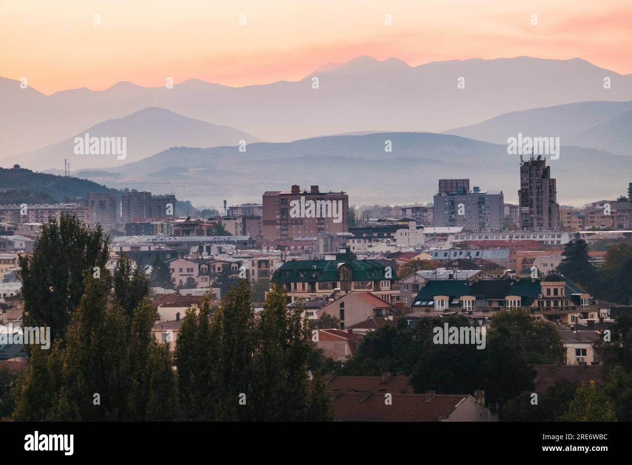 Geschichtete Hügel und hohe Wohnungen in der Stadt Skopje, der Hauptstadt Nordmazedoniens Stockfoto