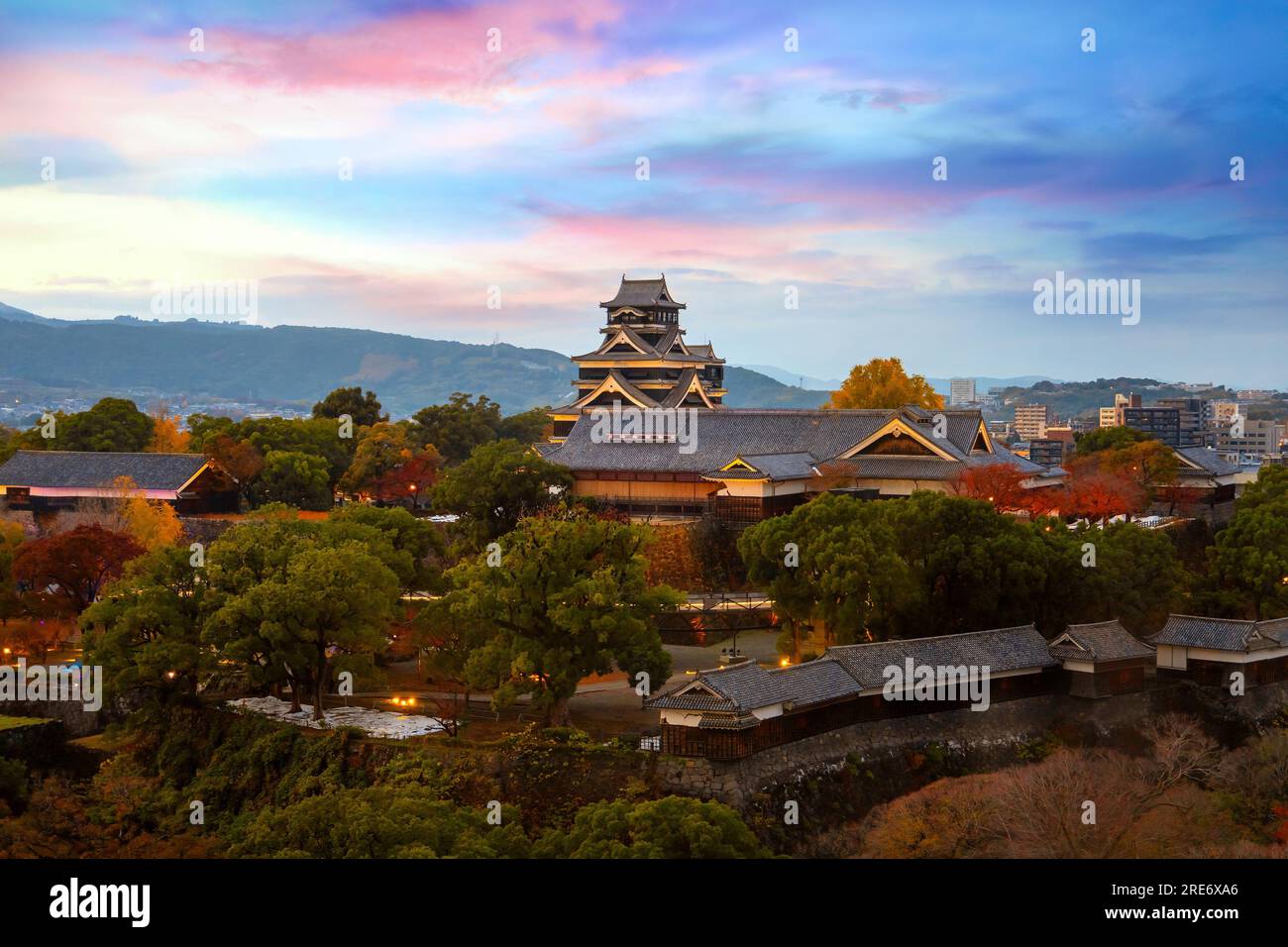 Kumamoto, Japan - Nov. 23 2022: Die Geschichte des Schlosses Kumamoto reicht bis ins Jahr 1467 zurück. Im Jahr 2006 wurde Kumamoto Castle von als eines der 100 schönen Schlösser Japans gelistet Stockfoto