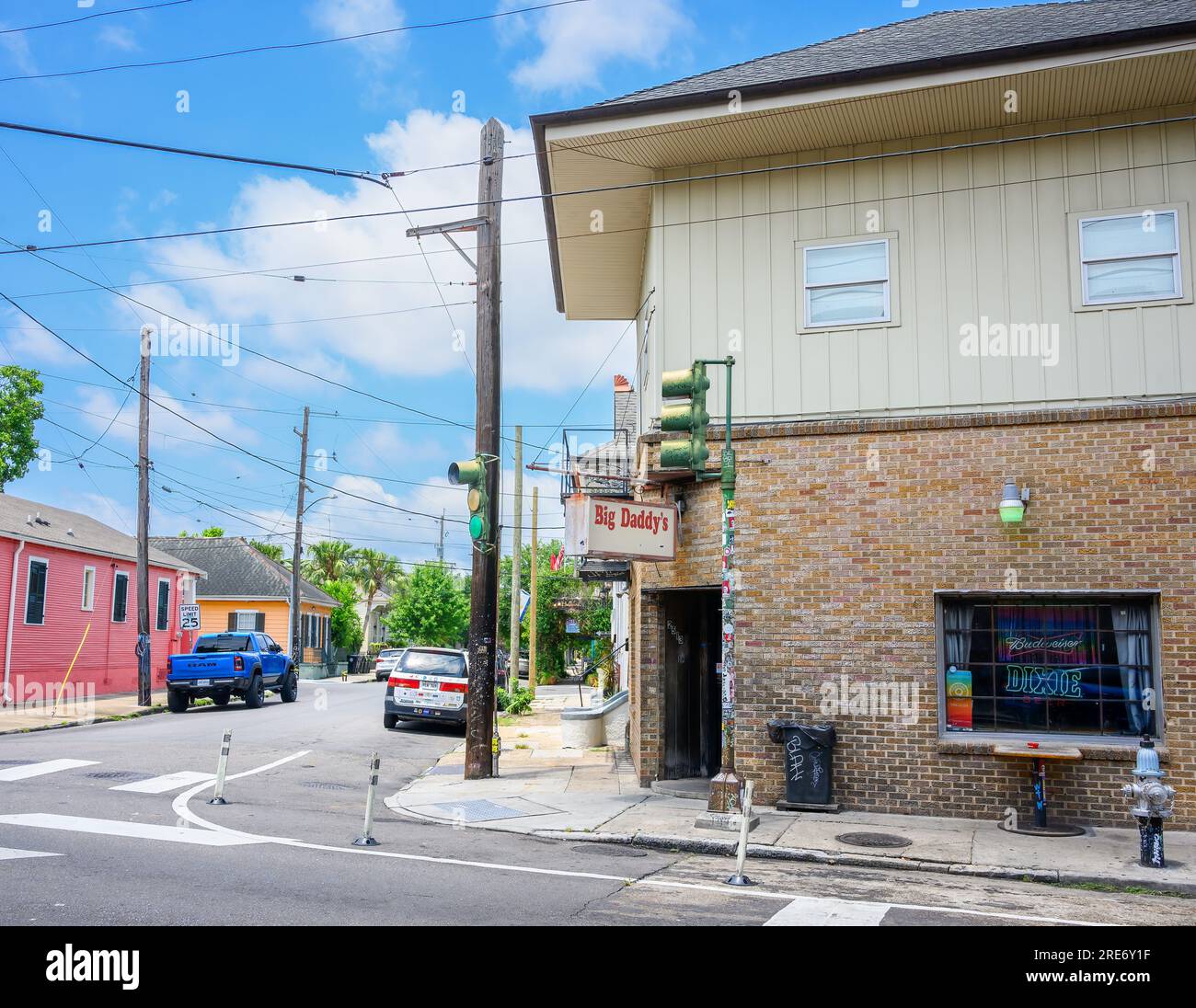 NEW ORLEANS, LA, USA - 23. JULI 2023: Big Daddy's Bar an der Ecke Royal Street und Franklin Avenue im Viertel Marigny Stockfoto