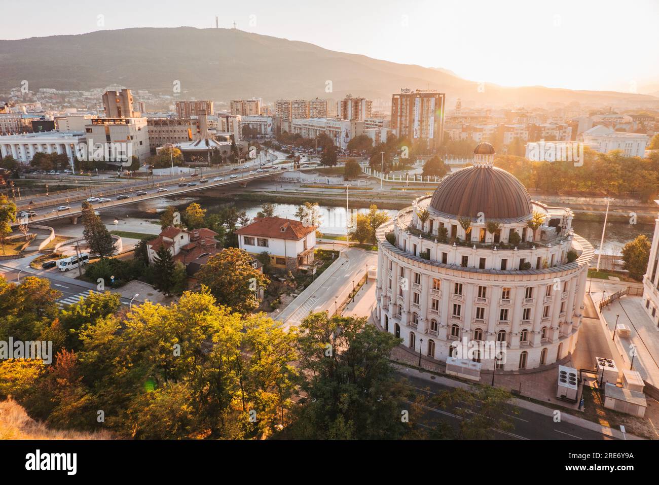 Das Verwaltungsgebäude des Ministeriums für Wasser und Kanalisation in Skopje, Nordmazedonien. Stockfoto