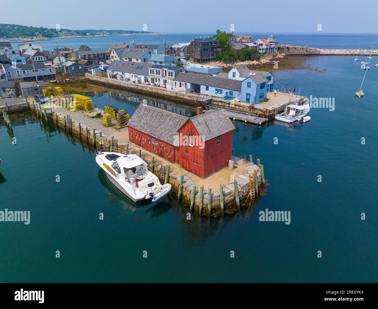 Rockport Harbor aus der Vogelperspektive mit Bearskin Neck und Motiv Nr. 1 im historischen Küstendorf Rockport, Massachusetts, MA, USA. Stockfoto