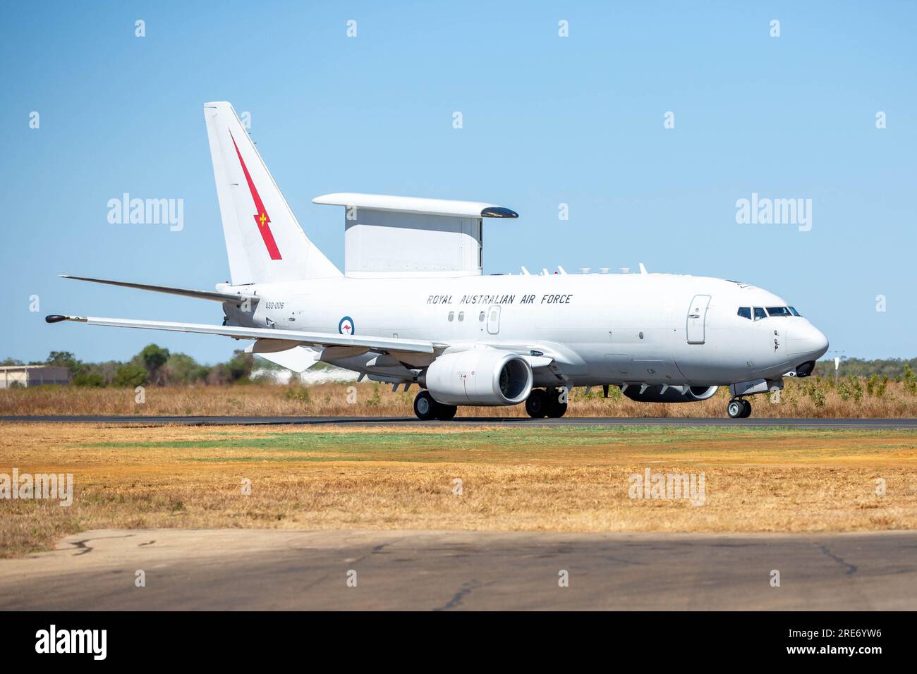 Ein Royal Australian Air Force (RAAF) E-7A Wedgetail von Squadron No. 2, RAAF Base Williamtown, Taxis zum Start während Talisman Sabre 23, am RAAF Base Tindal, Northern Territory, Australien, 22. Juli 2023. Talisman Sabre ist die größte bilaterale Übung zwischen Australien und den USA mit dieser Iteration, die das größte geografische Gebiet und die komplexesten Multi-Domain High-End-Schulungen zwischen den USA umfasst Air Force und Royal Australian Air Force als je zuvor. (USA Air Force Foto von 1. LT. Robert H. Dabbs) Stockfoto