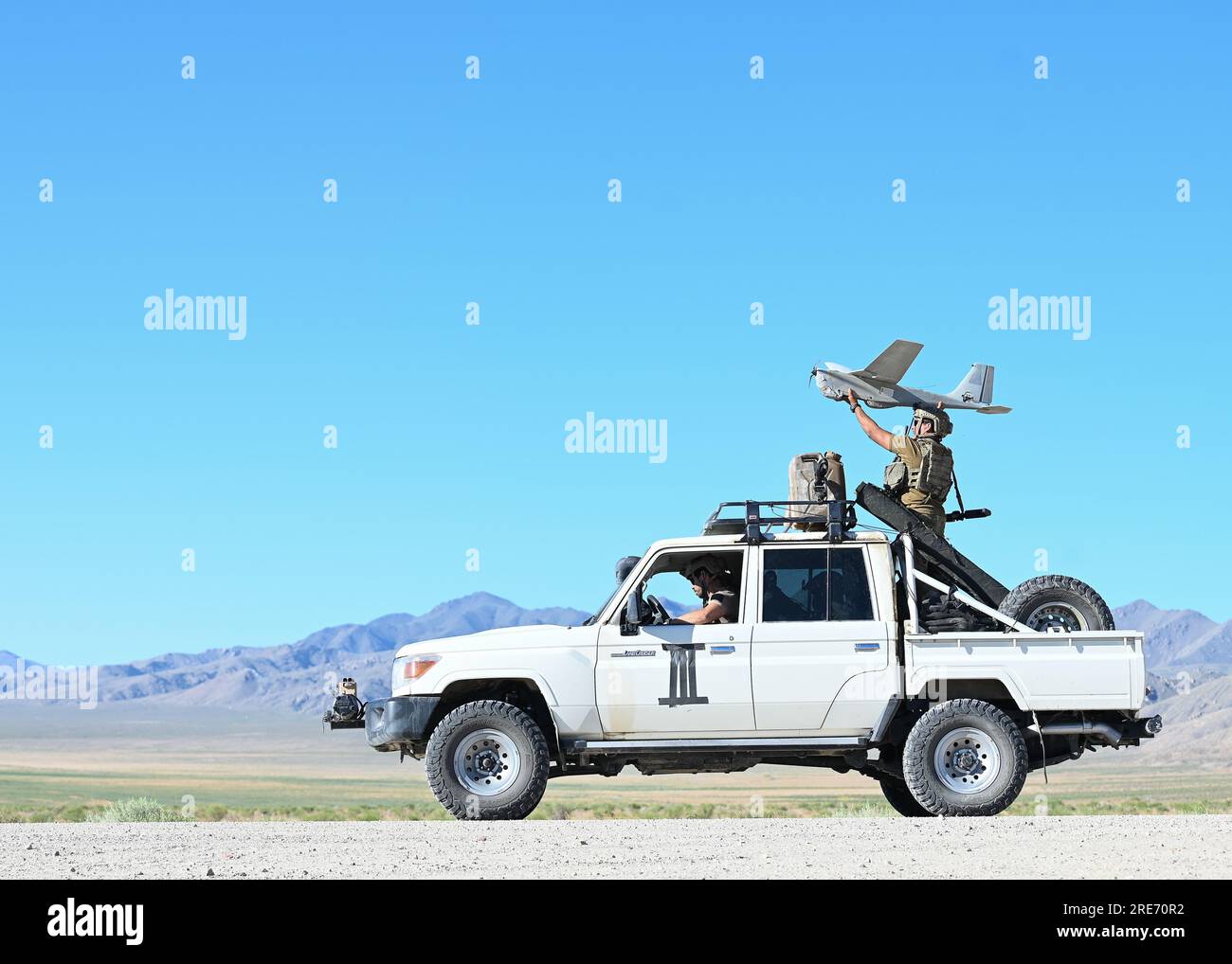 230715-N-GR718-1014 FALLON, NEVADA (15. Juli 2023) – Ein Naval Special Warfare Operator mit Sitz an der Westküste startet einen AeroVironment RQ-20 Puma aus einem Fahrzeug während Übungen zur Bodenmobilisation. Naval Special Warfare ist die landesweit führende Spezialeinsatztruppe für die Seeschifffahrt, die in einzigartiger Lage ist, die Reichweite der Flotte zu erweitern und Zugang für die Joint Force in Wettbewerb und Konflikt zu erhalten. (USA Marinebild von Mass Communication Specialist 1. Class Chelsea D. Meiller) Stockfoto