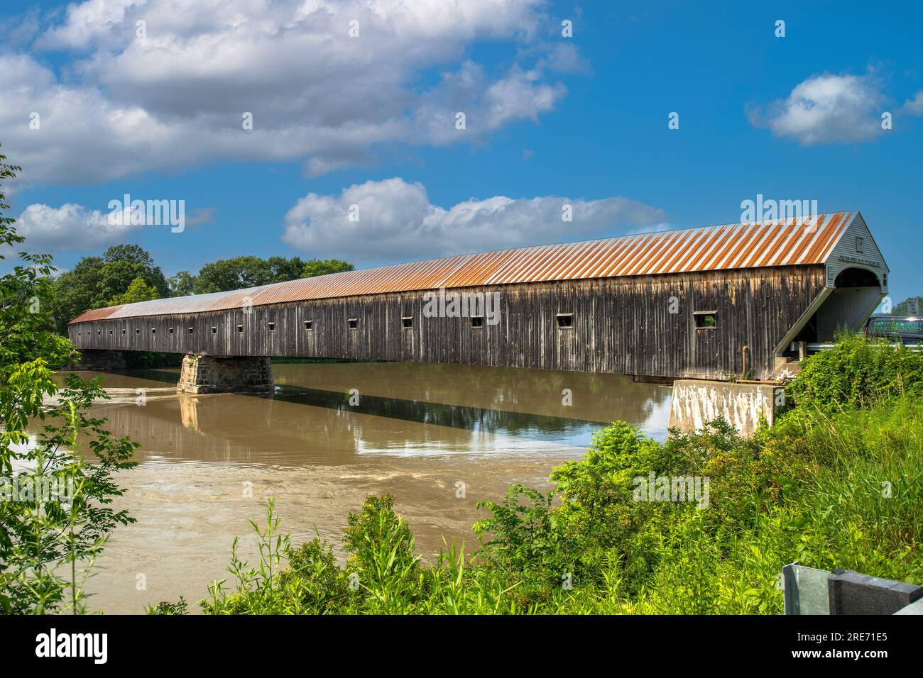 CORNISH, N.H., USA - 11. Juli 2023: Die längste überdachte Brücke der USA, über den Connecticut River, verbindet Windsor, Vermont, und Cornish, New H. Stockfoto