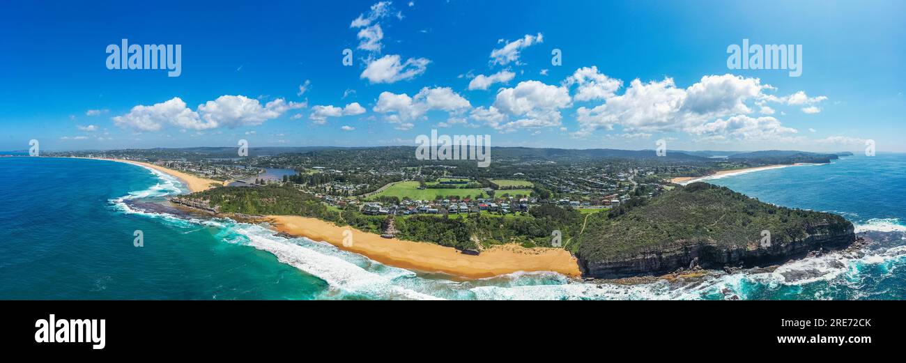 Panoramablick von der Drohne auf Warriewood im Bereich Northern Beaches, einschließlich Blick auf Narrabeen Beach, Turimetta Beach und Warriewood Beach in Stockfoto