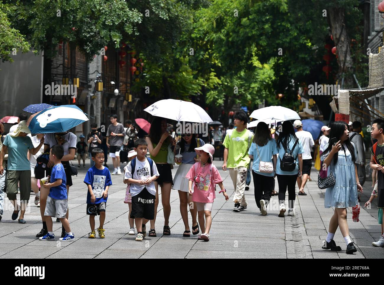 **CHINESISCHES FESTLAND, HONGKONG, MACAU UND TAIWAN OUT** Menschen besuchen Sanfang Qixiang (drei Bahnen und sieben Gassen) im Sommer in Fuzhou City, Südosten Stockfoto