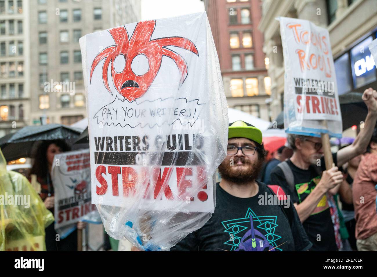 New York, New York, USA. 25. Juli 2023. Auffällige Mitglieder der Schriftstellergilde von Amerika, die trotz starken Regens vor dem Büro von Warner Brothers Discovery in New York pokitieren. (Kreditbild: © Lev Radin/Pacific Press via ZUMA Press Wire) NUR ZUR REDAKTIONELLEN VERWENDUNG! Nicht für den kommerziellen GEBRAUCH! Stockfoto