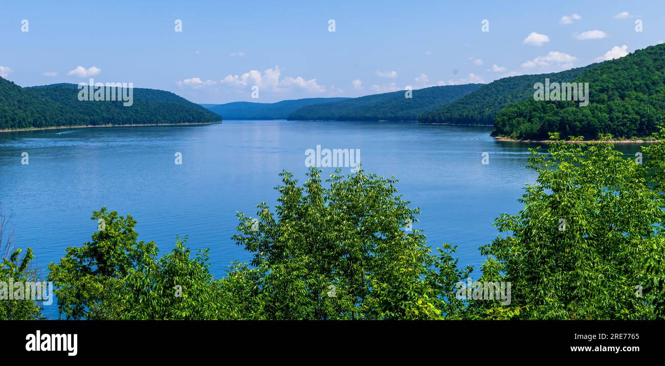 Ein Blick auf das Allegheny Reservoir im Allegheny National Forest in Warren County, Pennsylvania, USA, an einem sonnigen Sommertag Stockfoto