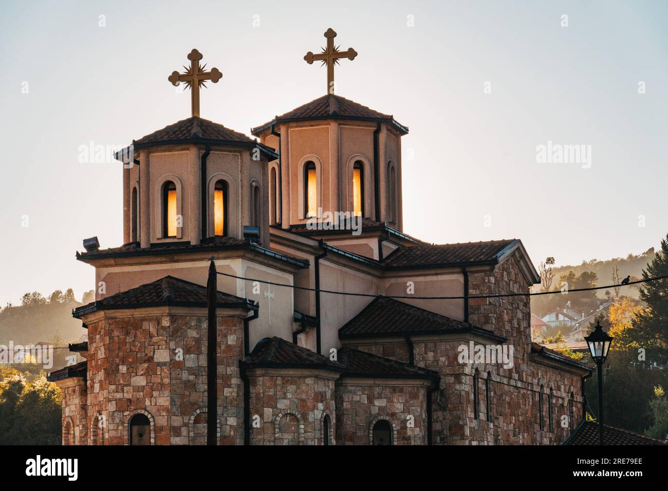 Eine kleine orthodoxe Steinkirche in Makedonska Kamenitsa, Nordmazedonien Stockfoto