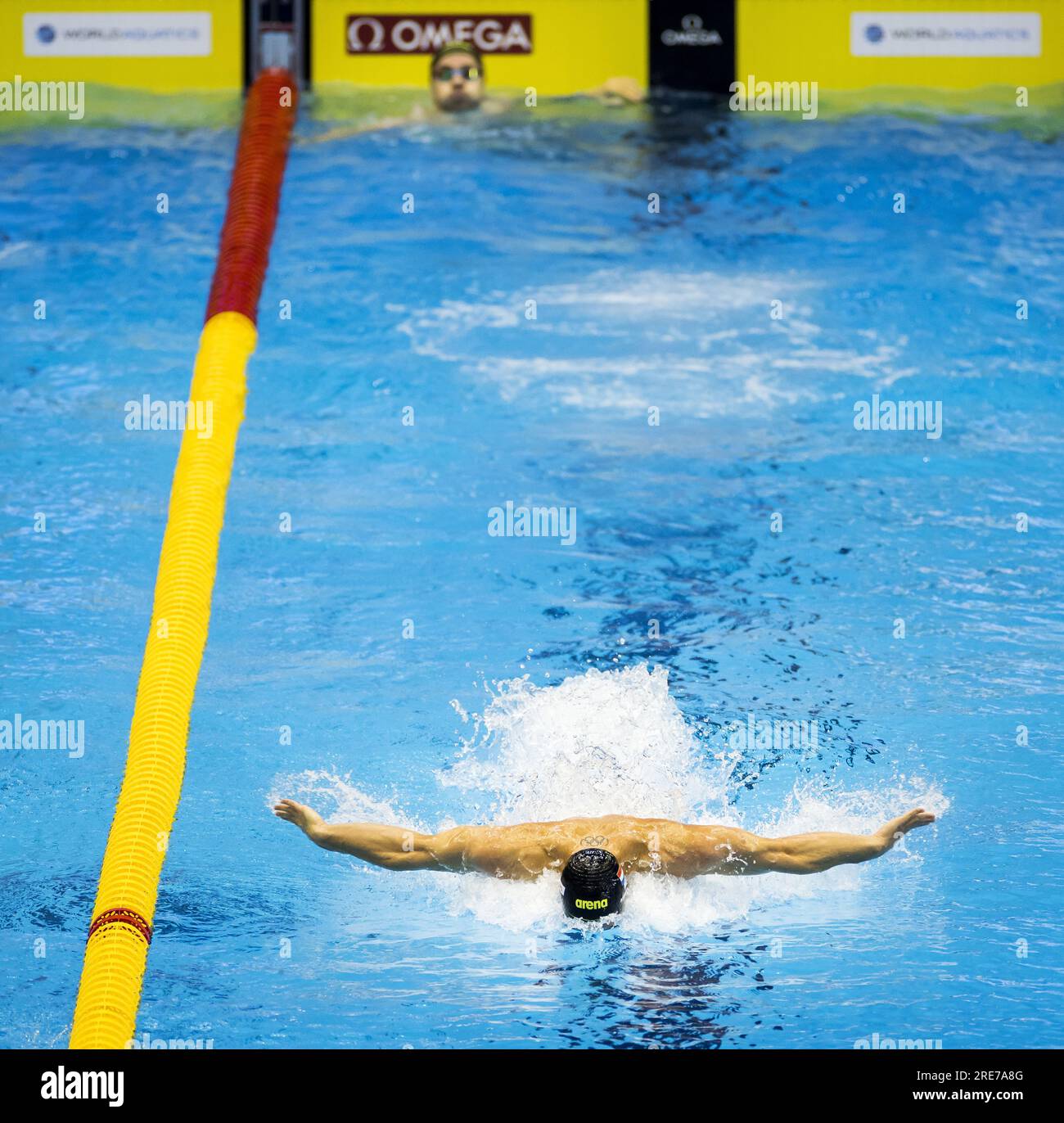 FUKUOKA - Nyls Korstanje und Arno Kamminga (oben) in Aktion auf dem 4x100 Meter-Relais (gemischt) am vierten Tag der Schwimmweltmeisterschaft in Japan. ANP KOEN VAN WEEL Stockfoto