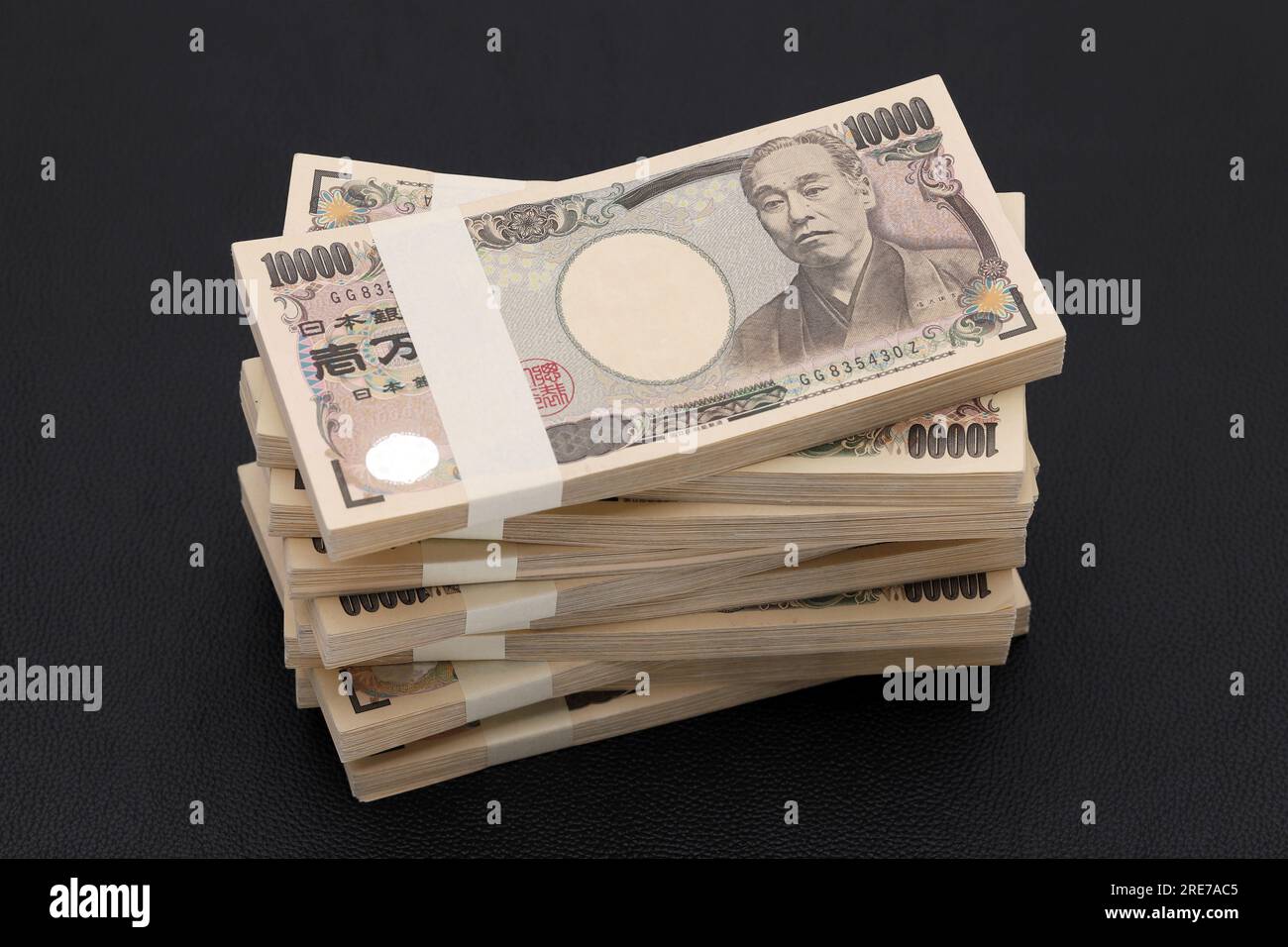 Ein Haufen japanischer Yen. 10.000 Yen Scheine. Die Banknoten werden auf Japanisch als "10.000 Yen" geschrieben. Stockfoto