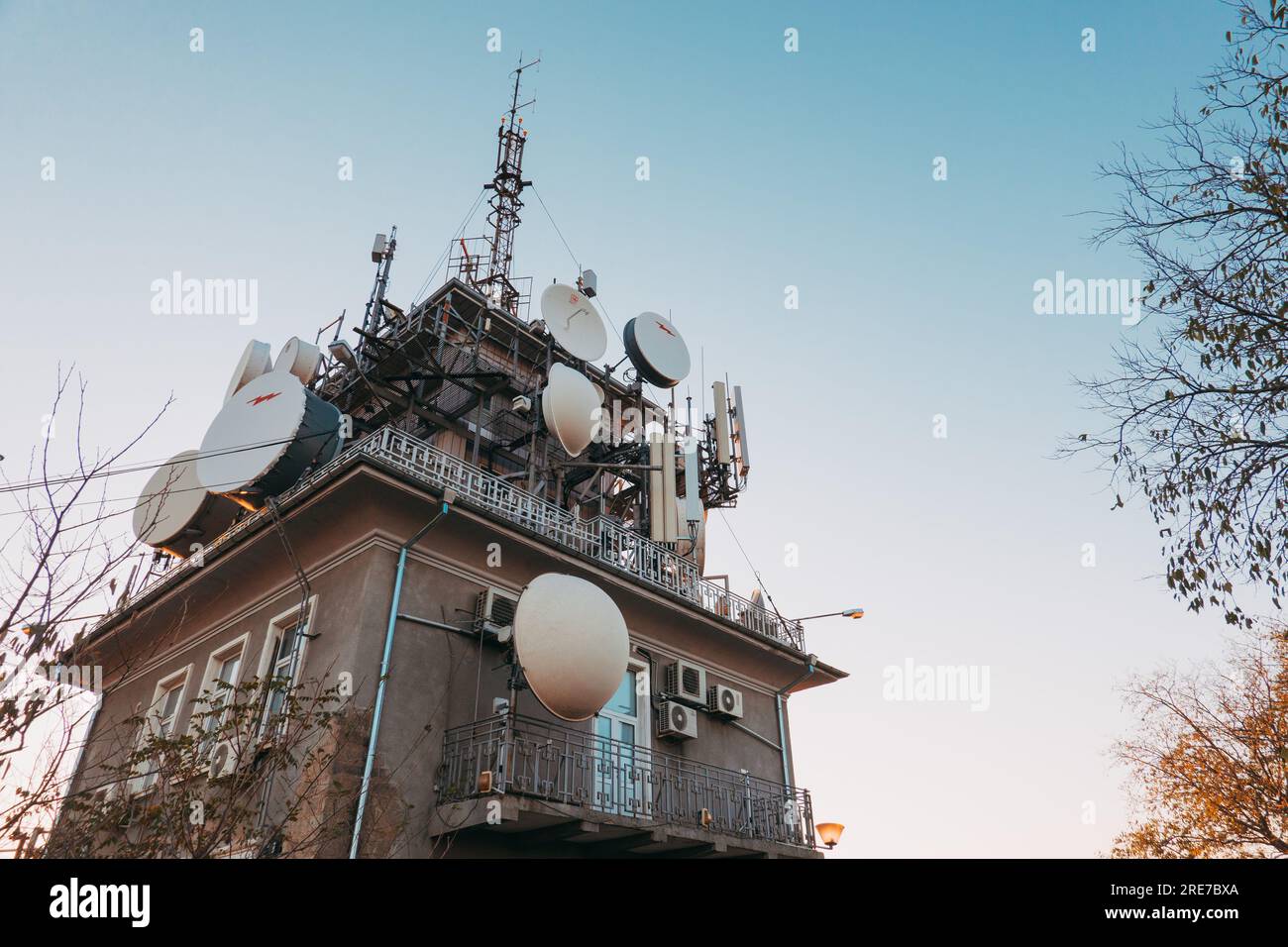 Kommunikations-, Fernseh- und Radiogeräte auf einem Sendegebäude auf dem Danow-Hügel in Plowdiw, Bulgarien Stockfoto