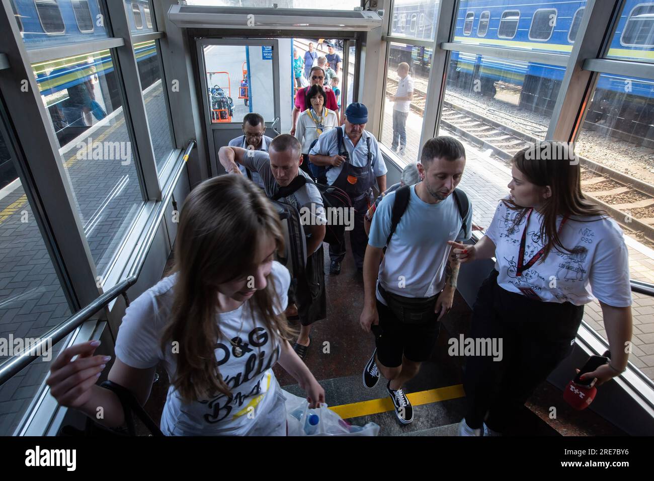 Kiew, Ukraine. 16. Juli 2023. Flüchtlinge betreten das Bahnhofsgebäude am Hauptbahnhof. In der Ukraine ist die Evakuierung der Zivilbevölkerung aus den Grenzgebieten der Region Sumy im Gange, in der regelmäßig russische Bombenangriffe stattfinden. (Credit Image: © Oleksii Chumachenko/SOPA Images via ZUMA Press Wire) NUR REDAKTIONELLE VERWENDUNG! Nicht für den kommerziellen GEBRAUCH! Stockfoto