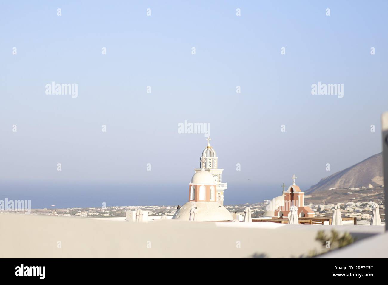 Thera Cityscape mit wunderschönen weißen Baudenkmälern in Thera, Santorin, Griechenland Stockfoto