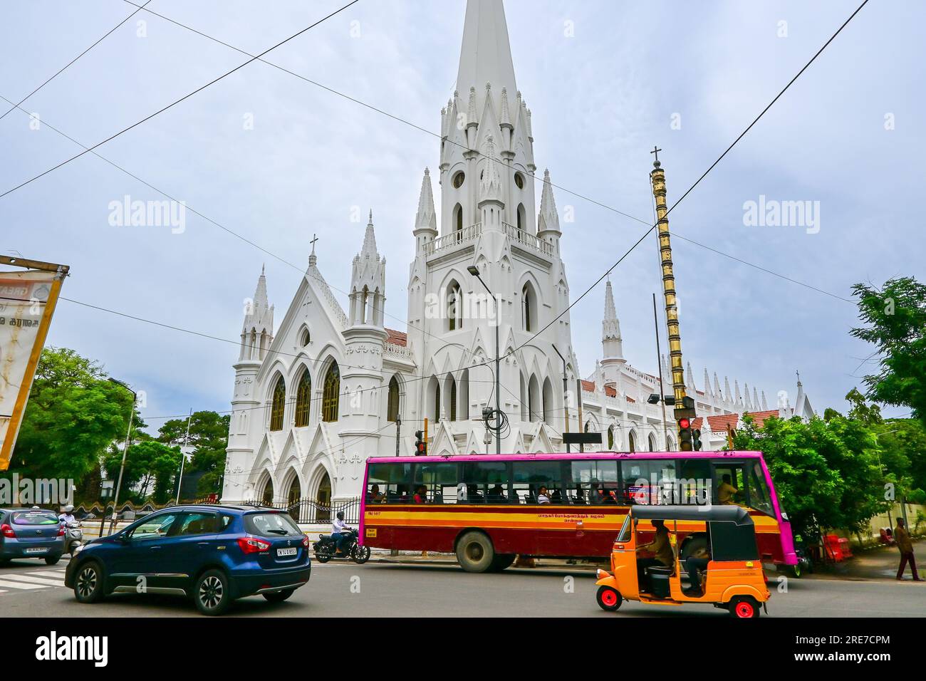 Chennai, Indien - 14. Juli 2023: San Thome Church, auch bekannt als St. Thomas Cathedral Basilica und der Nationalschrein des Heiligen Thomas ist ein römisch-katholischer Stockfoto