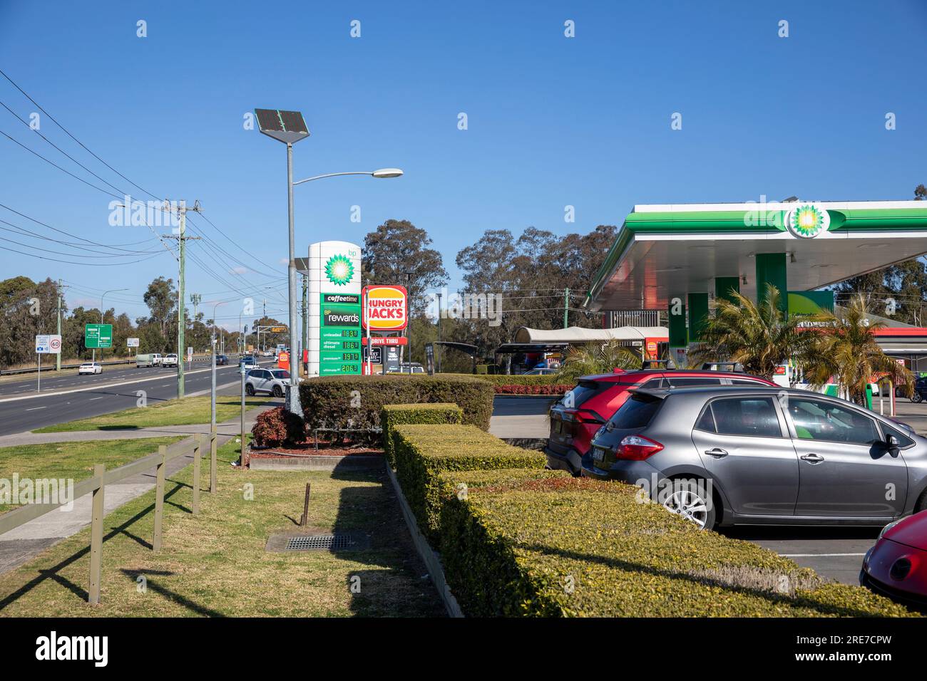 St Marys Vorort im Westen von Sydney BP tanken und Hungry Jacks Burger Restaurant, NSW, Australien mit winterblauem Himmel Stockfoto