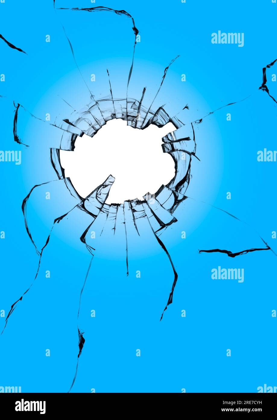 Nahaufnahme eines Lochs mit Rissen in einem zerbrochenen Fenster. Die Wirkung der Zerstörung von Glas durch einen Schuss aus einer Waffe Stockfoto
