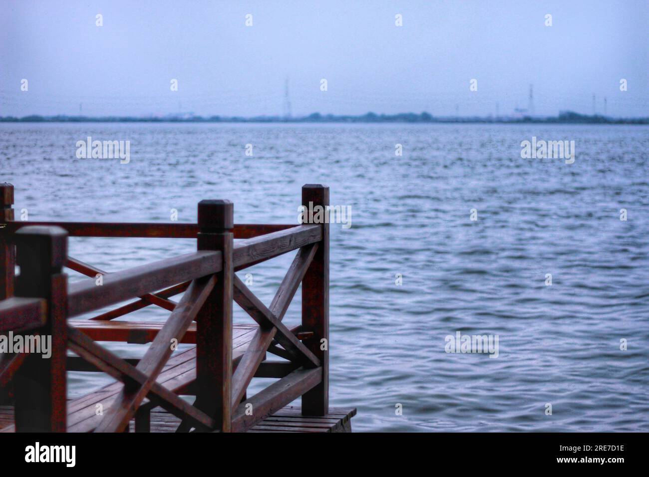 Tauchen Sie ein in den ruhigen Reiz eines malerischen Flusses in China, dessen kristallklares blaues Wasser den weiten blauen Himmel unter dem warmen emb reflektiert Stockfoto