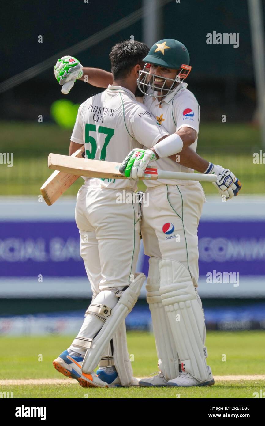 Pakistan's captain Babar Azam, right, congratulates Abdullah Shafique for scoring a century during the third day of the second cricket test match between Sri Lanka and Pakistan in Colombo, Sri Lanka on Wednesday, Jul. 26. (AP Photo/Eranga Jayawardena) Stockfoto