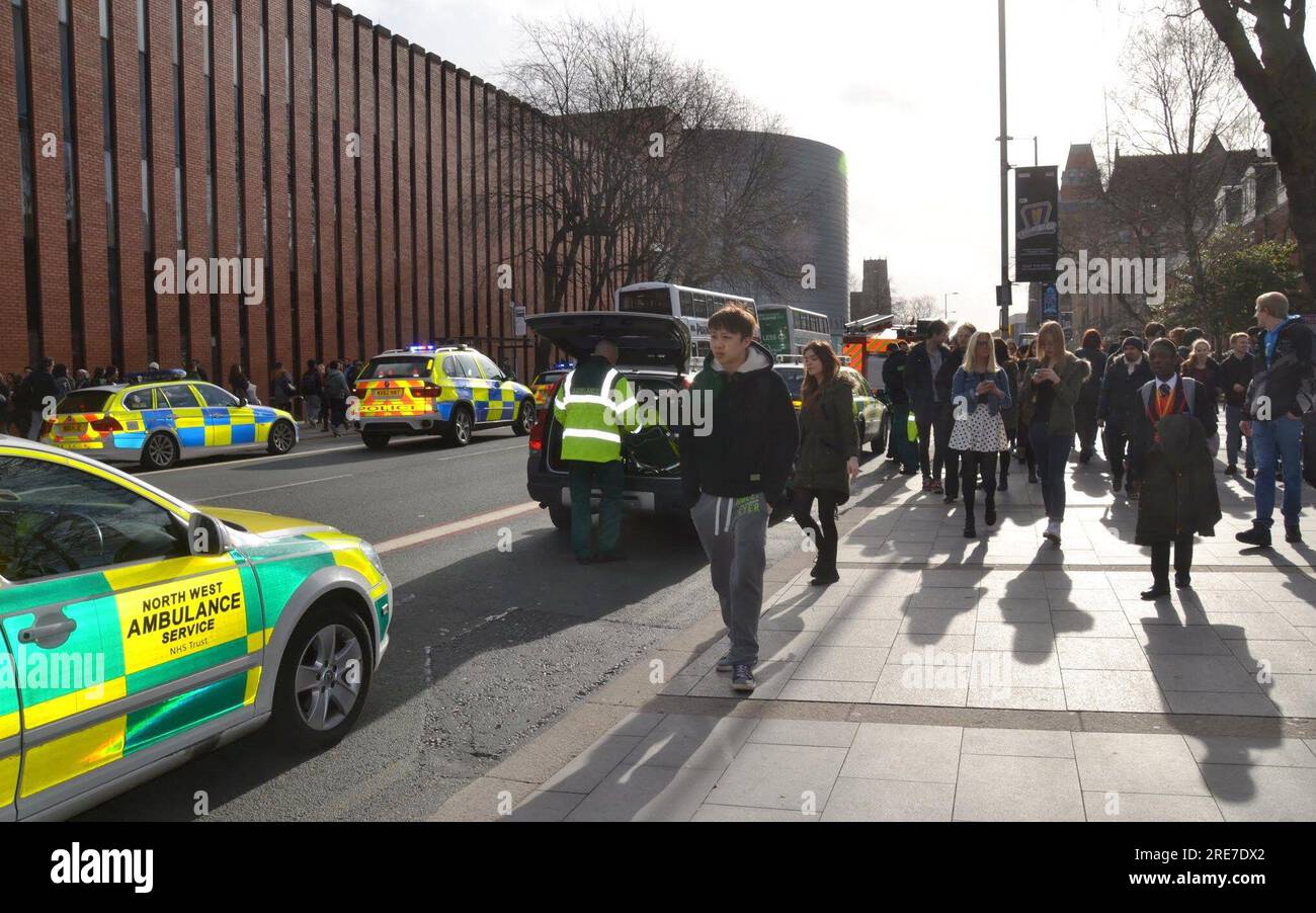 25. Februar 2014. Es ist etwa 10,50 Uhr. Rettungsfahrzeuge blockieren Oxford Road, Manchester, University of Manchester Area, UK, während Feuerwehrbeamte versuchen, Menschen zu befreien, die in zwei Autos gefangen sind, nach einem schweren Verkehrsunfall. Die Polizei hat die Straße mit einer Absperrung gesperrt und sie ist voller Polizei-, Sanitäter- und Feuerwehrfahrzeuge. Zuschauer wurden von der Polizei gebeten, sich außerhalb der Absperrung zu bewegen und bewegen sich von der Absturzstelle weg. Notdienstmitarbeiter sind in großer Zahl präsent. Stockfoto