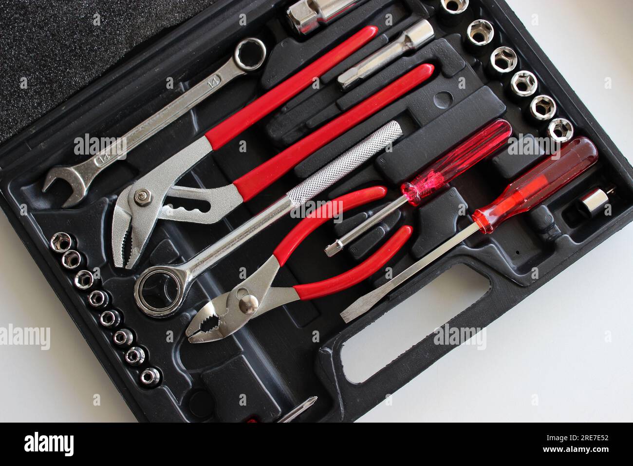 Werkzeugkasten für Mechanik auf weißer Oberfläche geöffnet, detailliertes Stockfoto Stockfoto