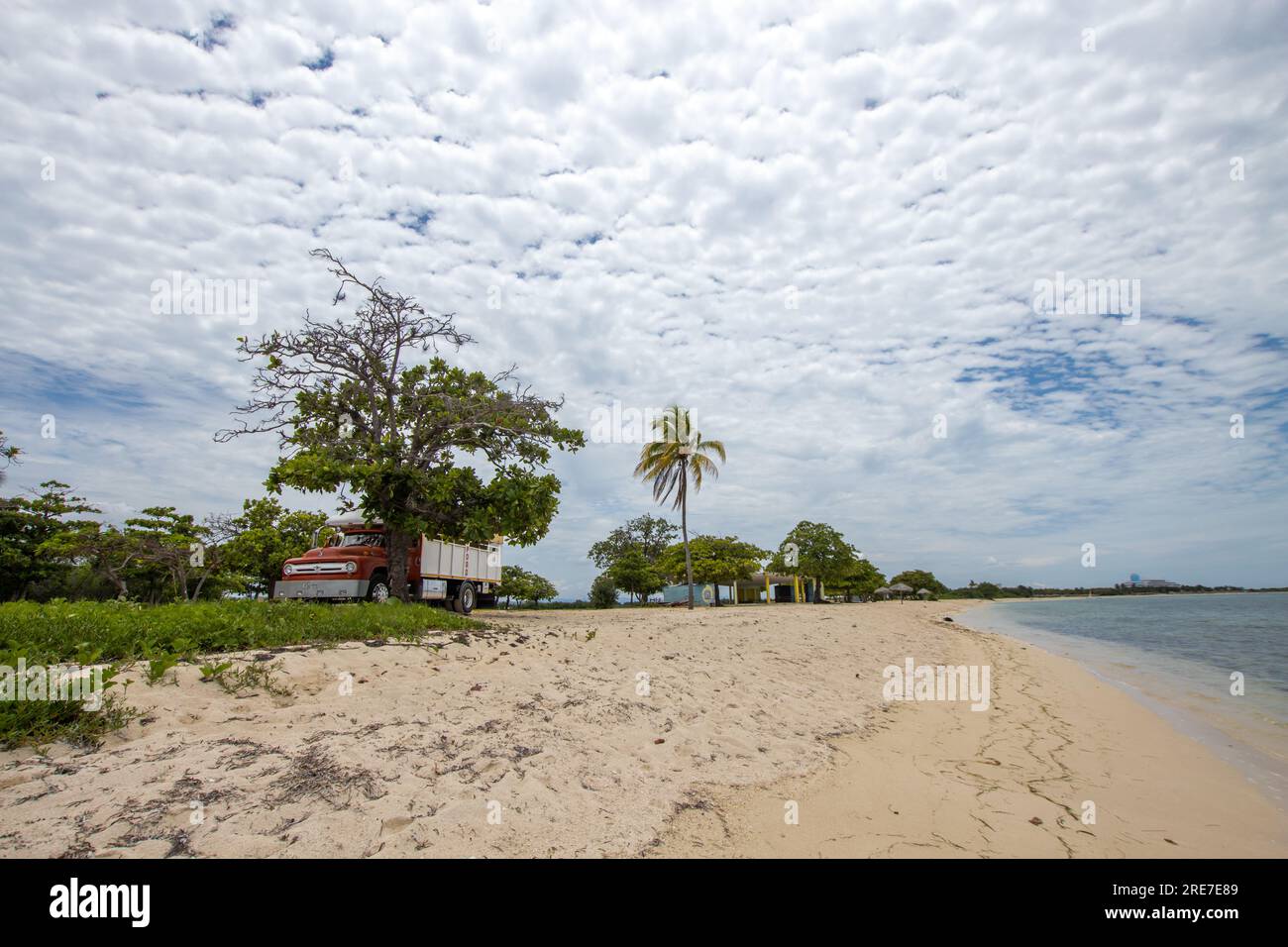 Karibischer Strand mit feinem weißen Sand, klarem Meer und Kokospalmen. Paradies für Winter- und Sommerurlaub, warm und Meer für Touristen in kuba. Kubanisch b Stockfoto