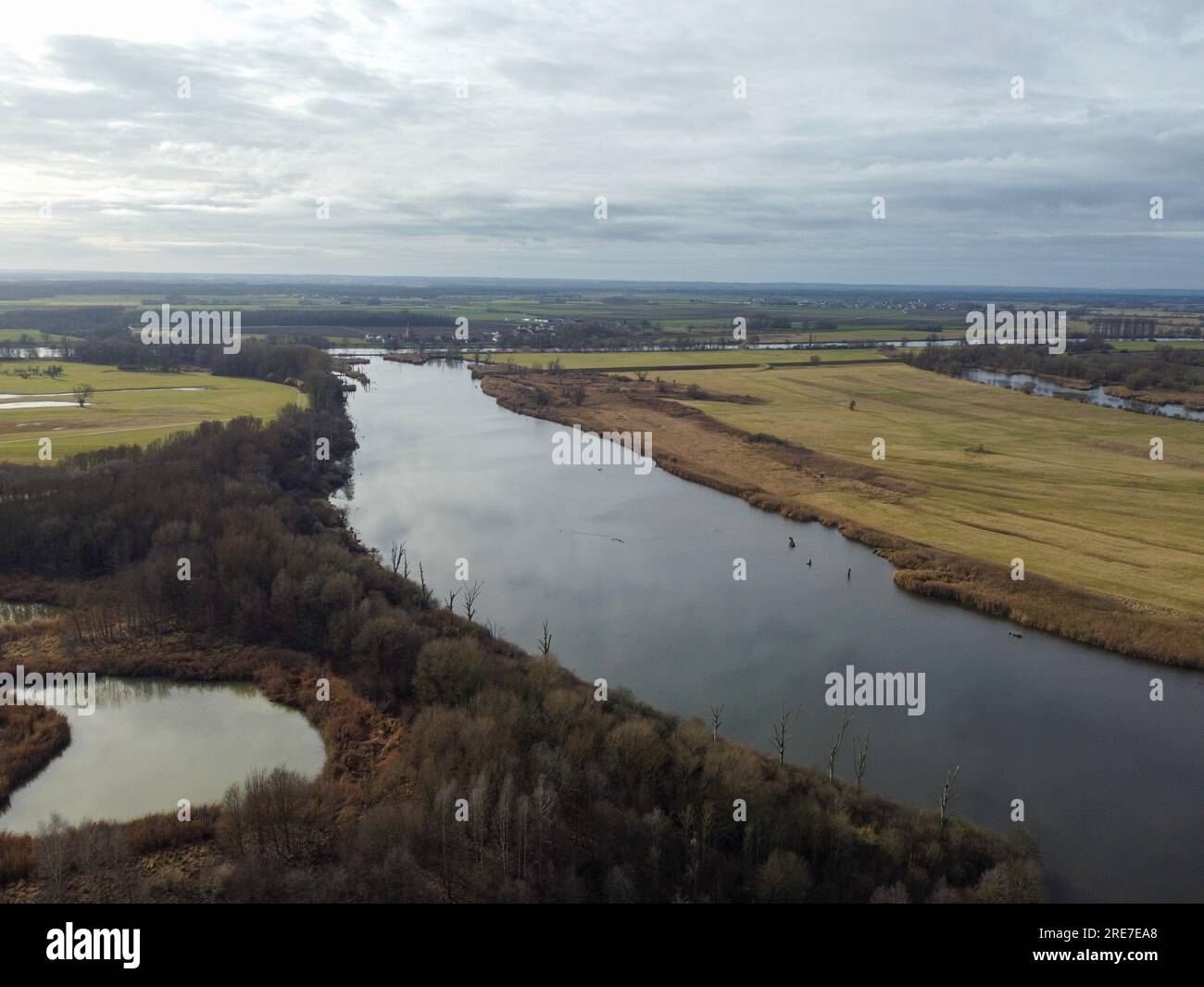 Panoramablick auf die bayerische Donau mit grünen Überschwemmungsgebieten Stockfoto