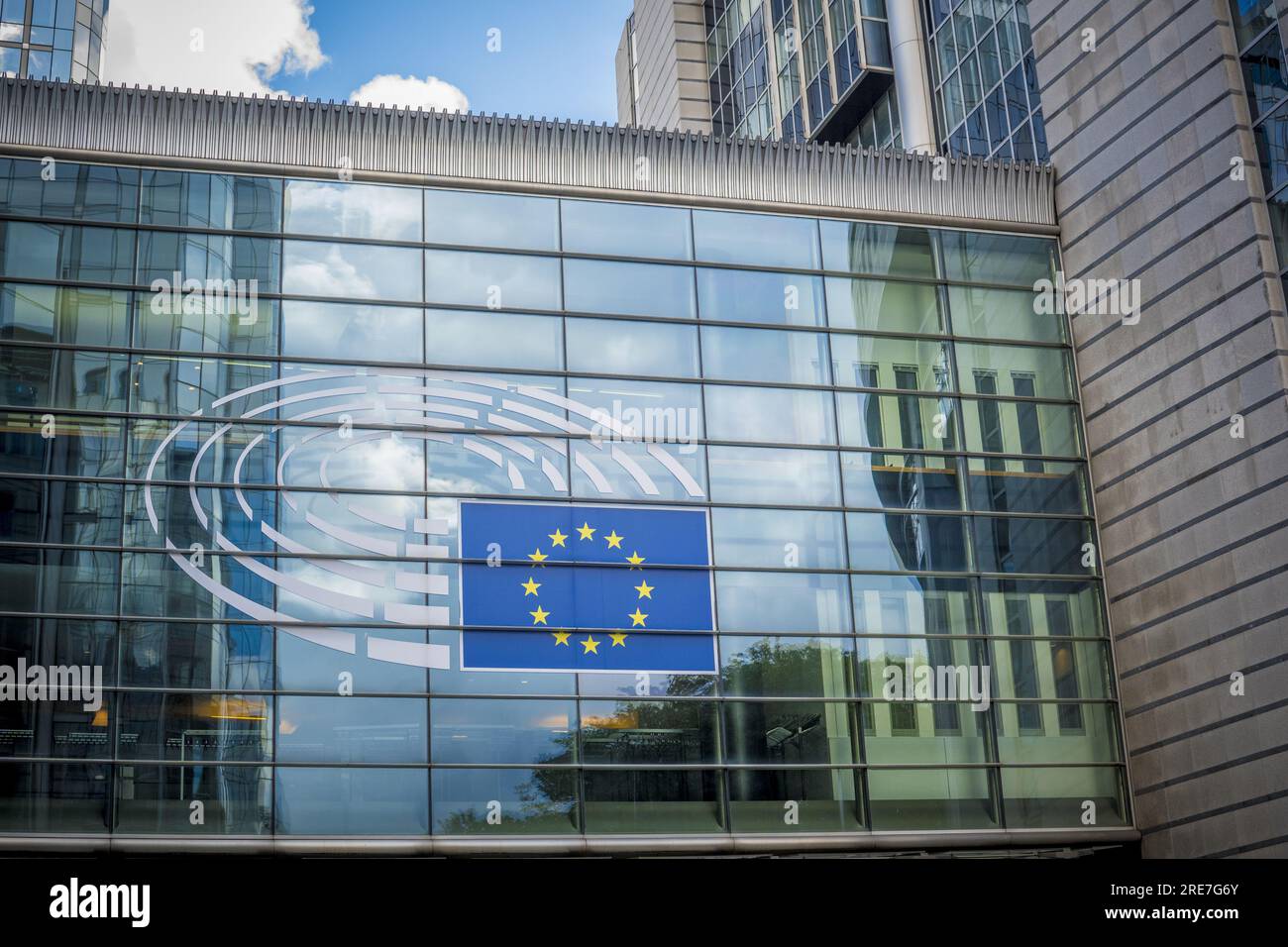 Brüssel, Belgien, Juli 2023: Ansicht des Logos des Europäischen Parlaments auf dem europäischen Hauptsitz in Brüssel, Belgien Stockfoto