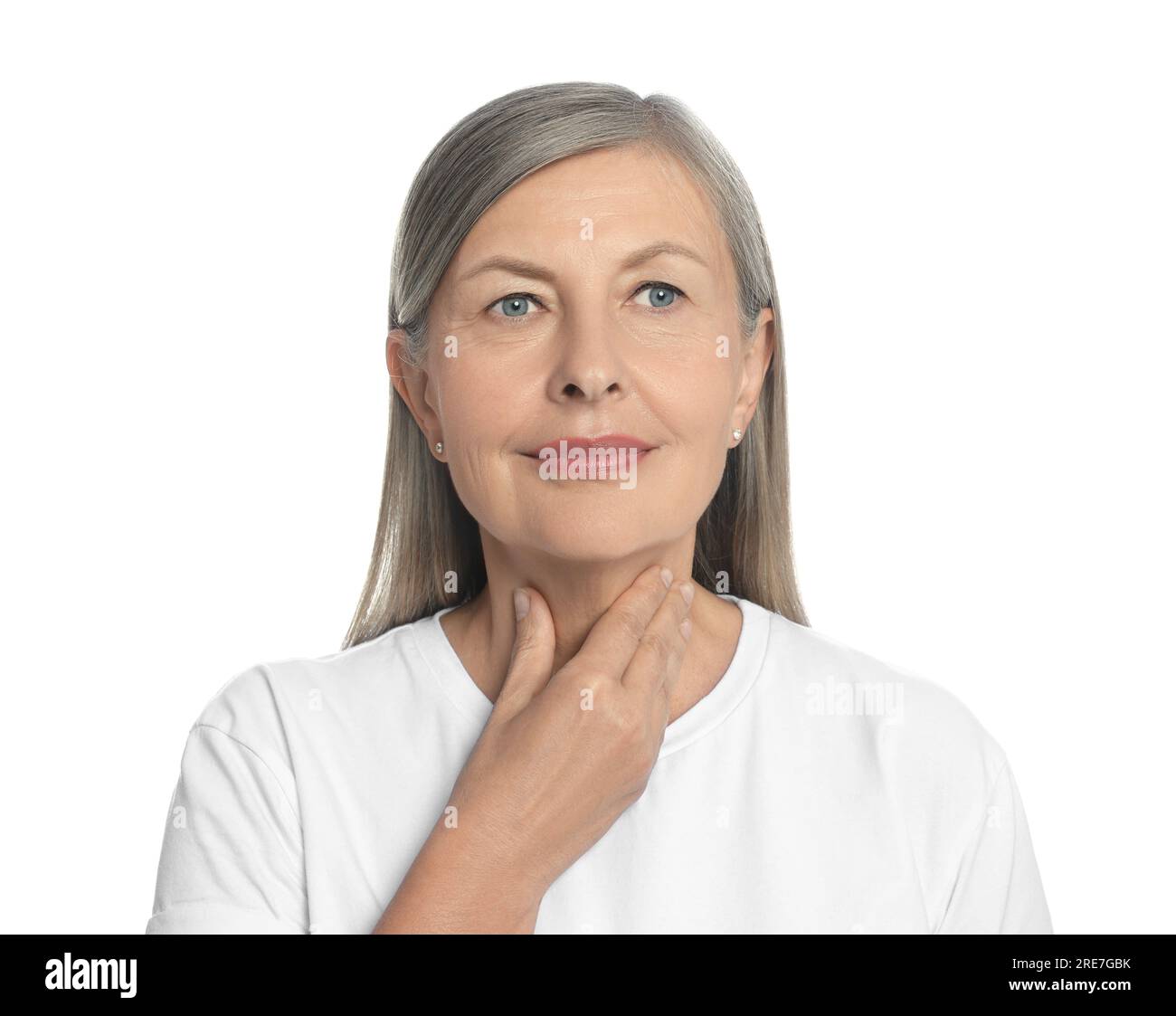 Endokrines System. Seniorin macht Schilddrüsen-Selbstuntersuchung auf weißem Hintergrund Stockfoto